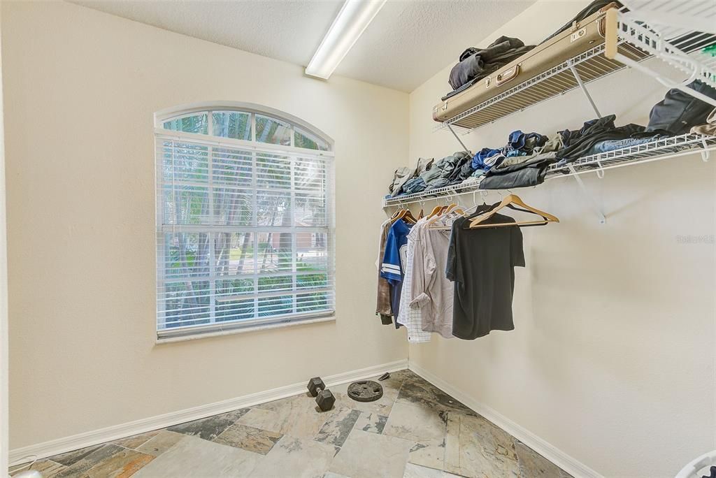 MASTER WALK-IN CLOSET