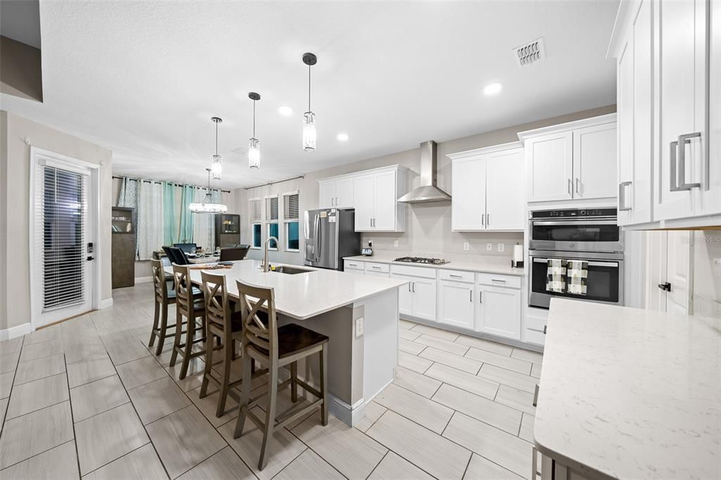 Breakfast Bar and Kitchen