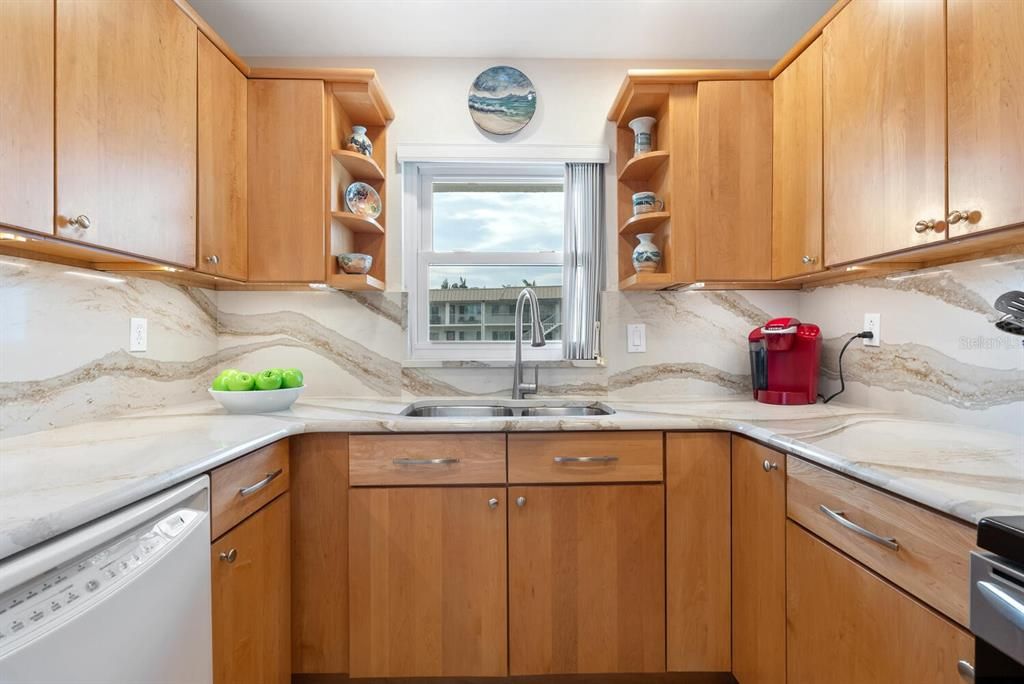 Quartz counters & backsplash