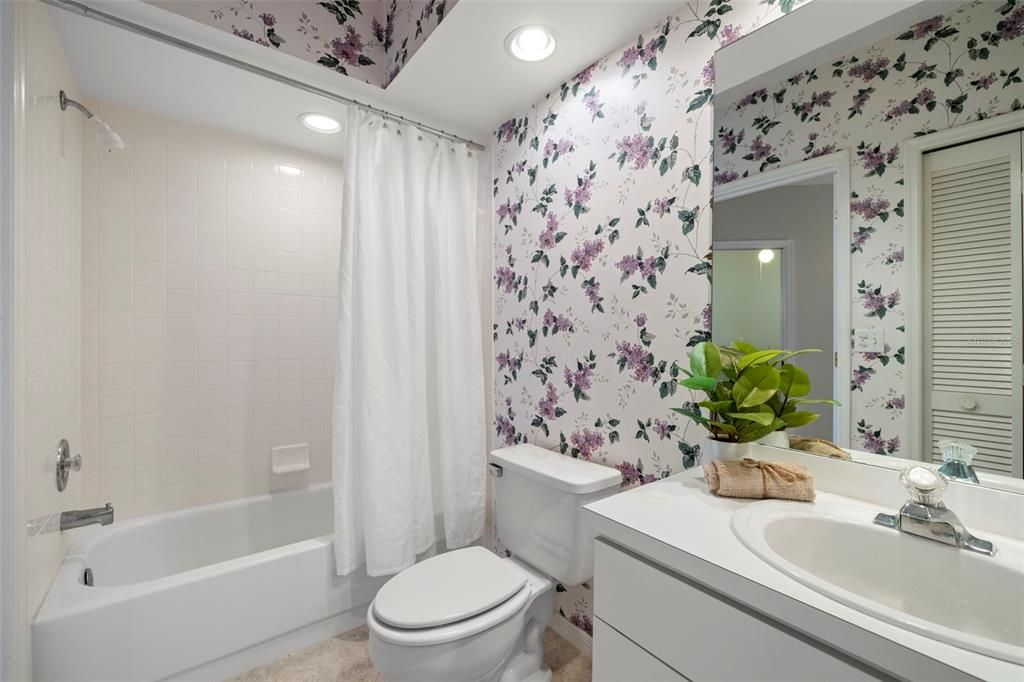 Guest bath with shower/tub combo