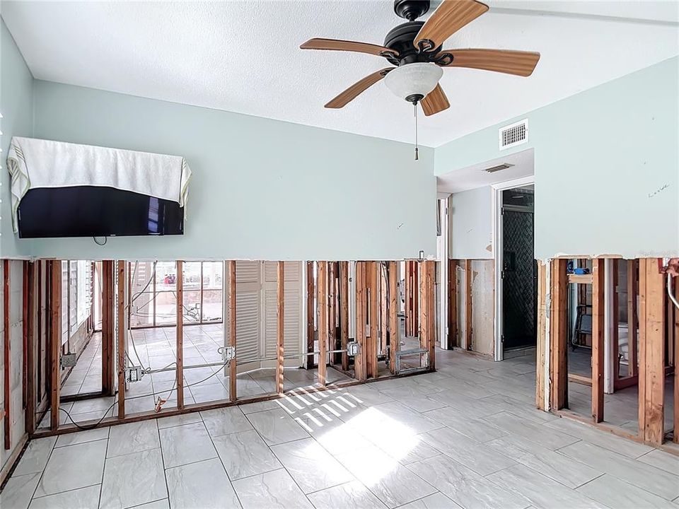 For Sale: $400,000 (2 beds, 2 baths, 912 Square Feet)