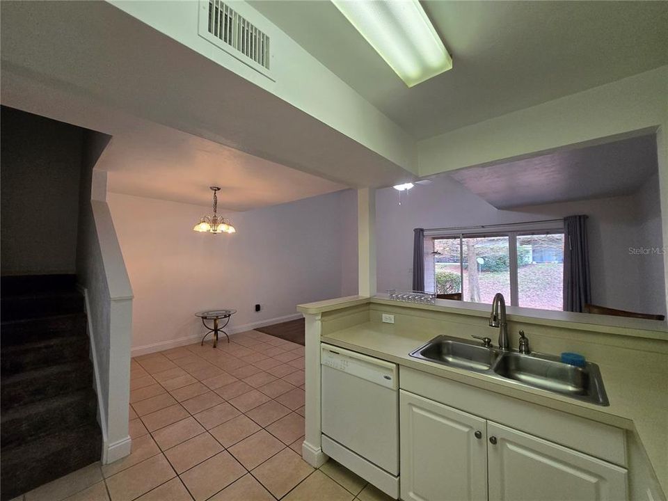 For Rent: $1,750 (3 beds, 2 baths, 1462 Square Feet)