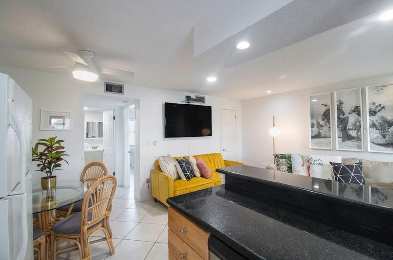 For Sale: $339,000 (1 beds, 1 baths, 566 Square Feet)