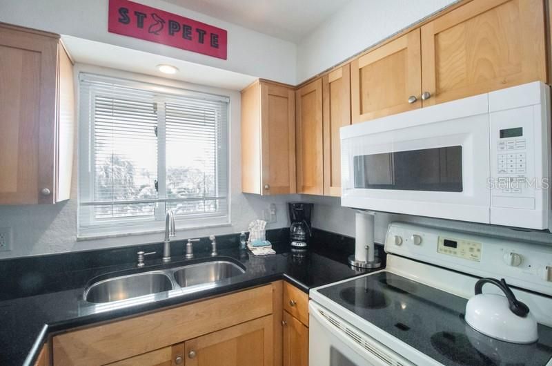 For Sale: $339,000 (1 beds, 1 baths, 566 Square Feet)