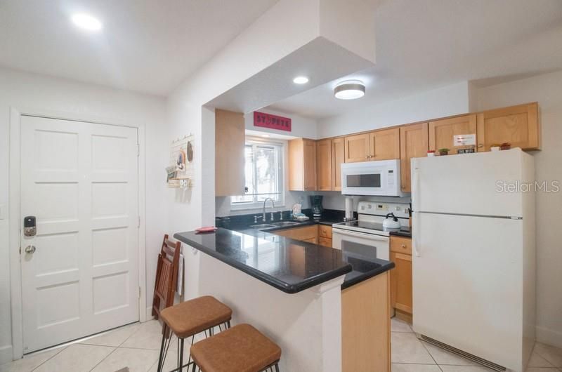 For Sale: $339,000 (1 beds, 1 baths, 566 Square Feet)