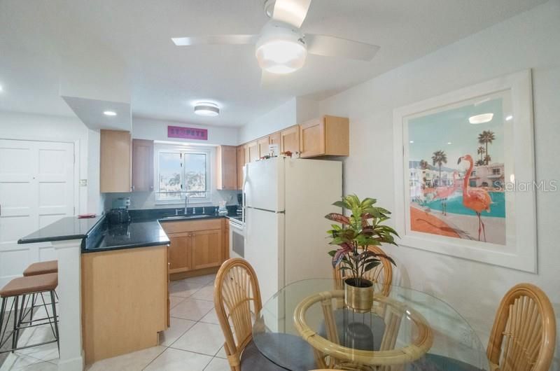 For Sale: $339,000 (1 beds, 1 baths, 566 Square Feet)