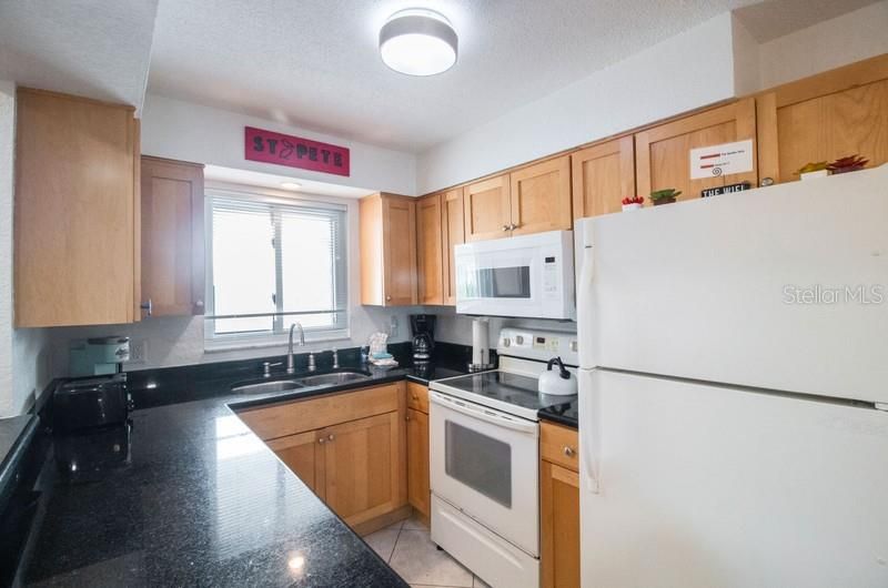 For Sale: $339,000 (1 beds, 1 baths, 566 Square Feet)