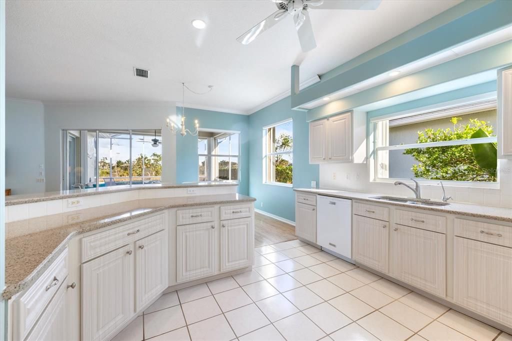 Kitchen with breakfast bar