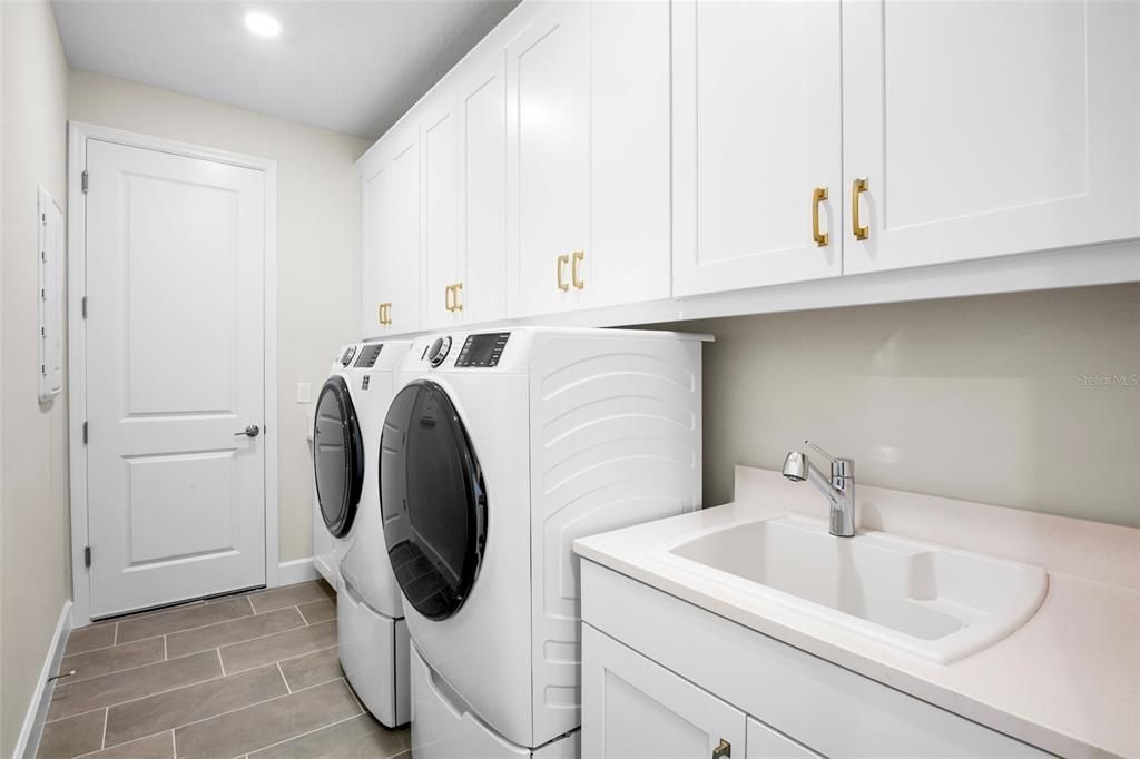 Laundry room with extra cupboards and laudry sink