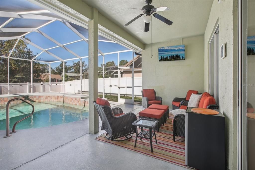 covered sitting area with ceiling fan