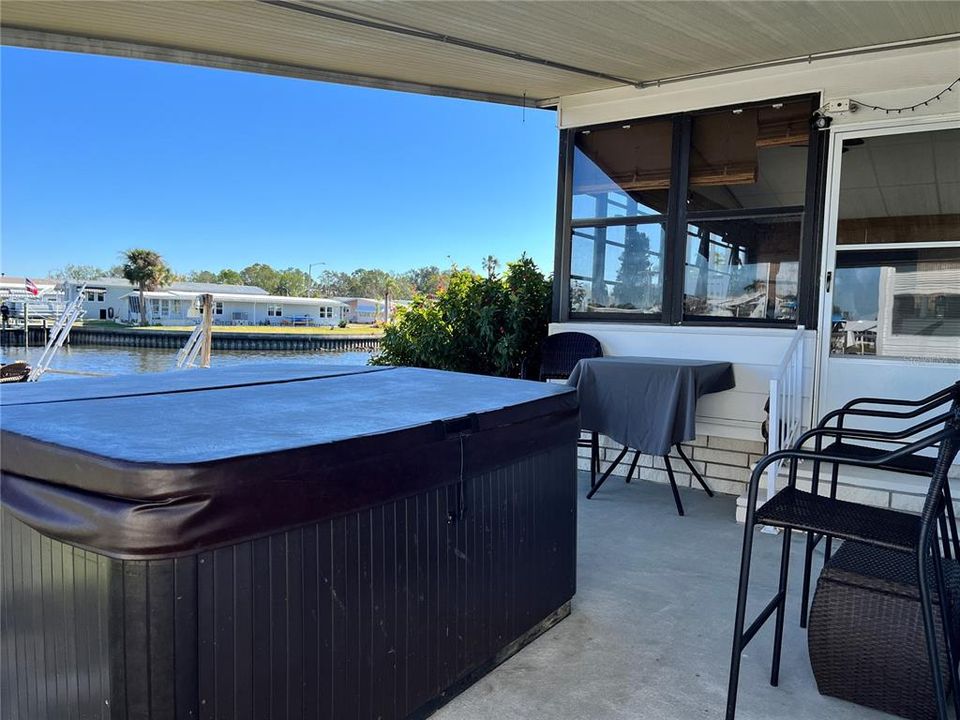 Hot tub/ open porch