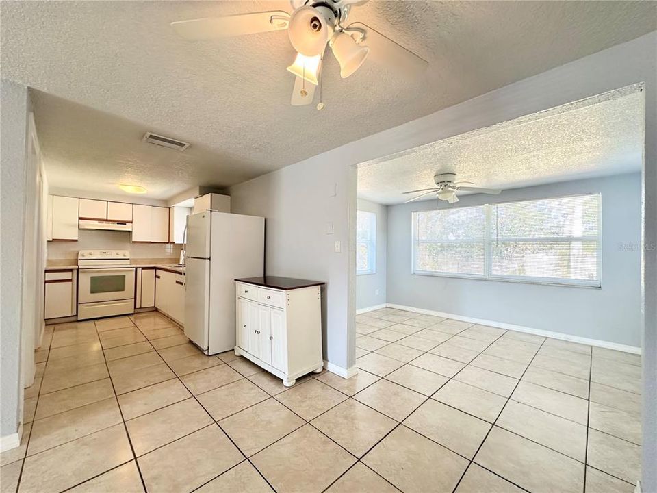 For Sale: $220,000 (2 beds, 1 baths, 1020 Square Feet)