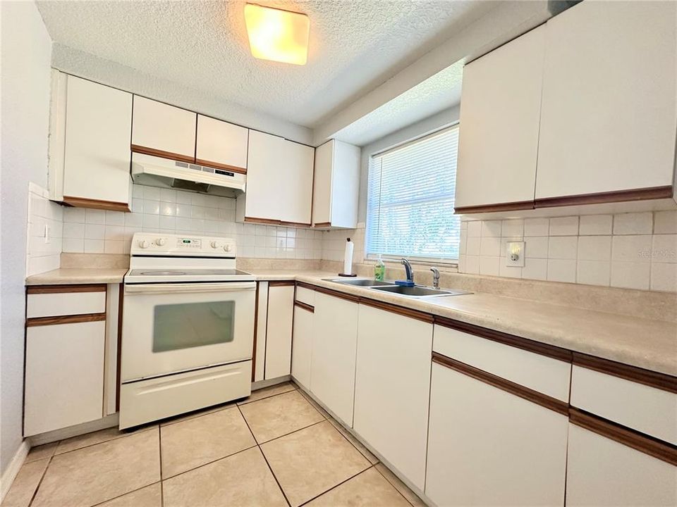 For Sale: $220,000 (2 beds, 1 baths, 1020 Square Feet)