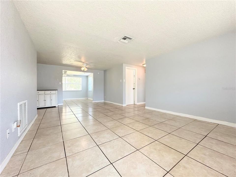 For Sale: $220,000 (2 beds, 1 baths, 1020 Square Feet)