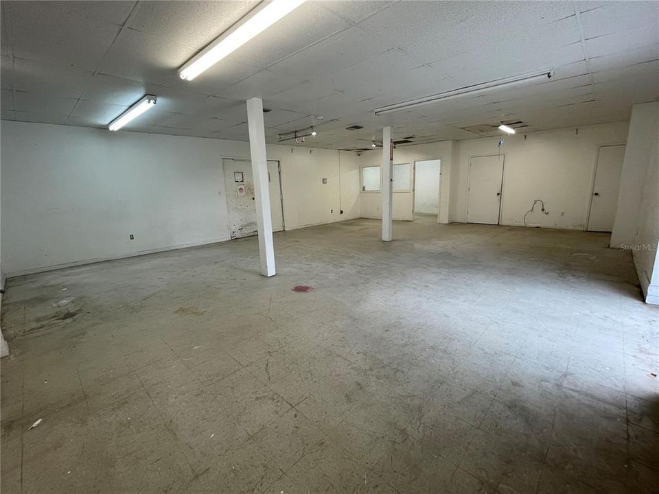 SHOWROOM/OFFICE SPACE WITH A PRIVATE OFFICE AND 2 RESTROOMS. THE SPACE IS IN THE PROCESS OF BEING CLEANED