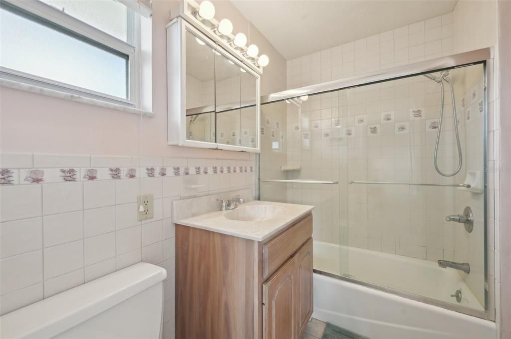 Main Bathroom with tub