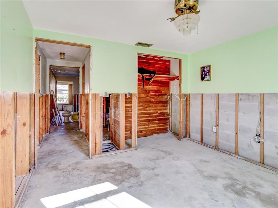 For Sale: $80,000 (2 beds, 1 baths, 975 Square Feet)