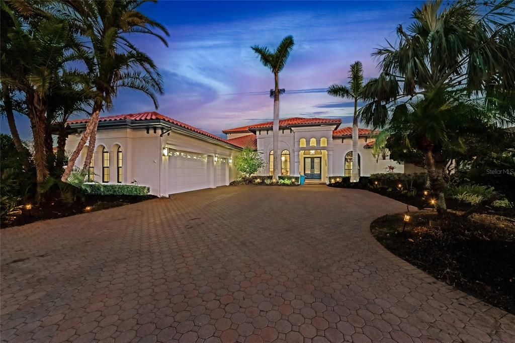 For Sale: $2,899,999 (4 beds, 4 baths, 5701 Square Feet)