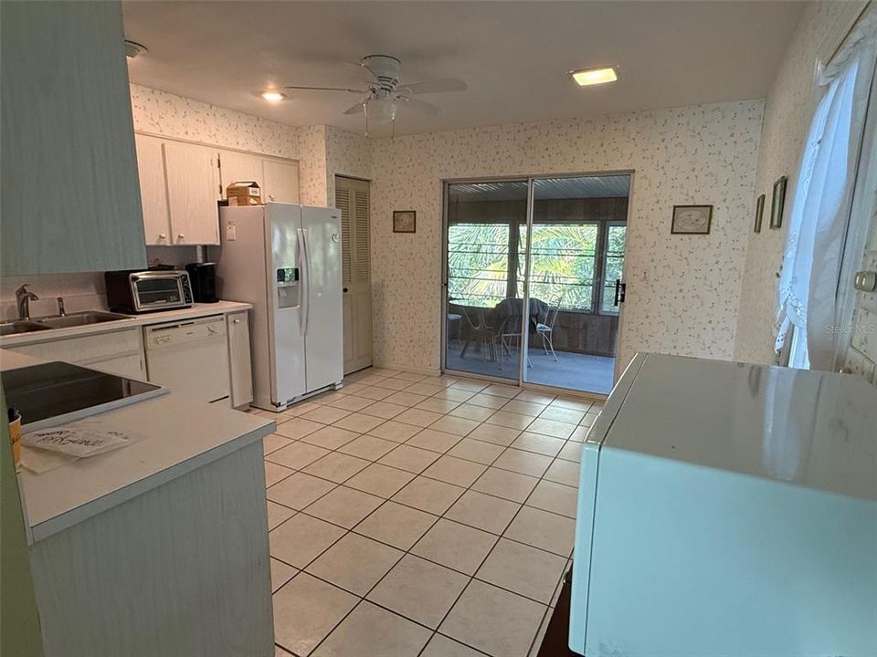 For Sale: $270,000 (2 beds, 2 baths, 1124 Square Feet)