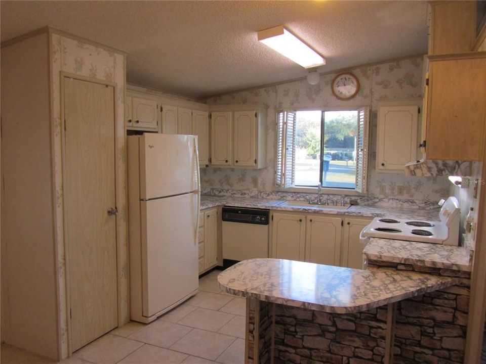 For Sale: $169,900 (2 beds, 2 baths, 1196 Square Feet)