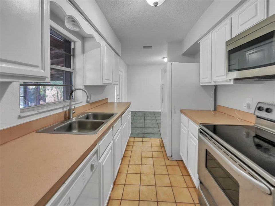 For Sale: $307,000 (3 beds, 1 baths, 988 Square Feet)