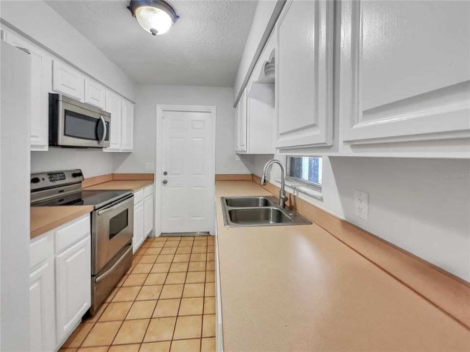 For Sale: $307,000 (3 beds, 1 baths, 988 Square Feet)