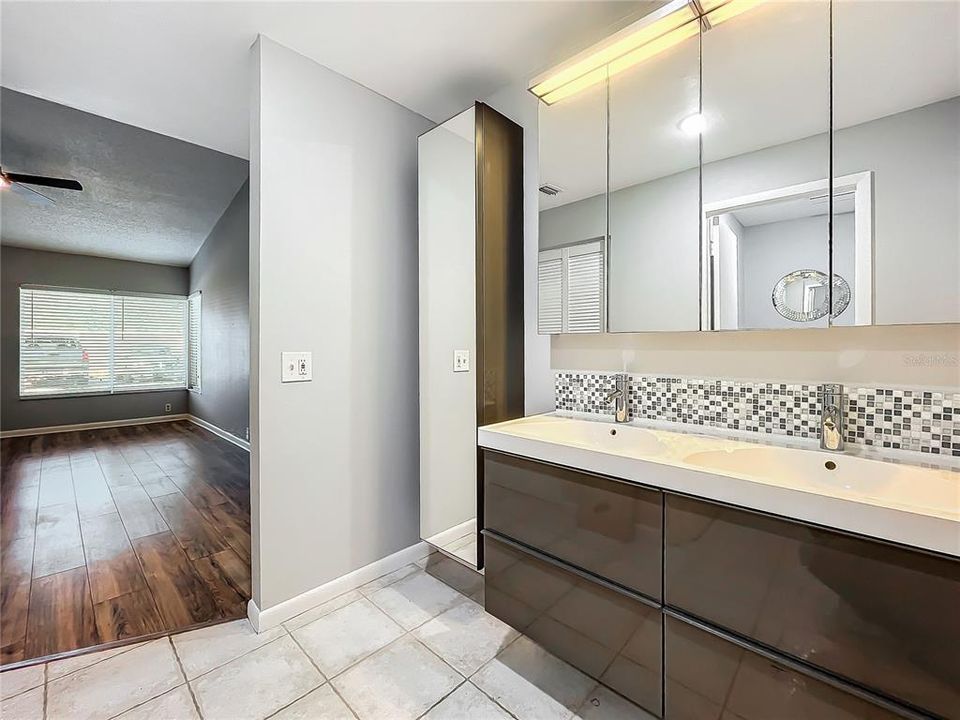 For Sale: $324,972 (2 beds, 2 baths, 1337 Square Feet)