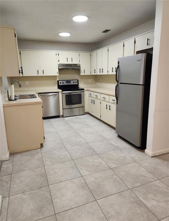 For Sale: $200,000 (2 beds, 2 baths, 1204 Square Feet)