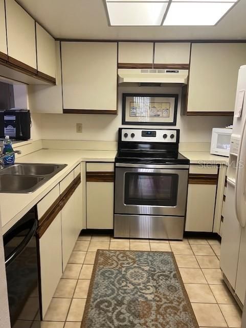 For Rent: $2,200 (2 beds, 2 baths, 1015 Square Feet)