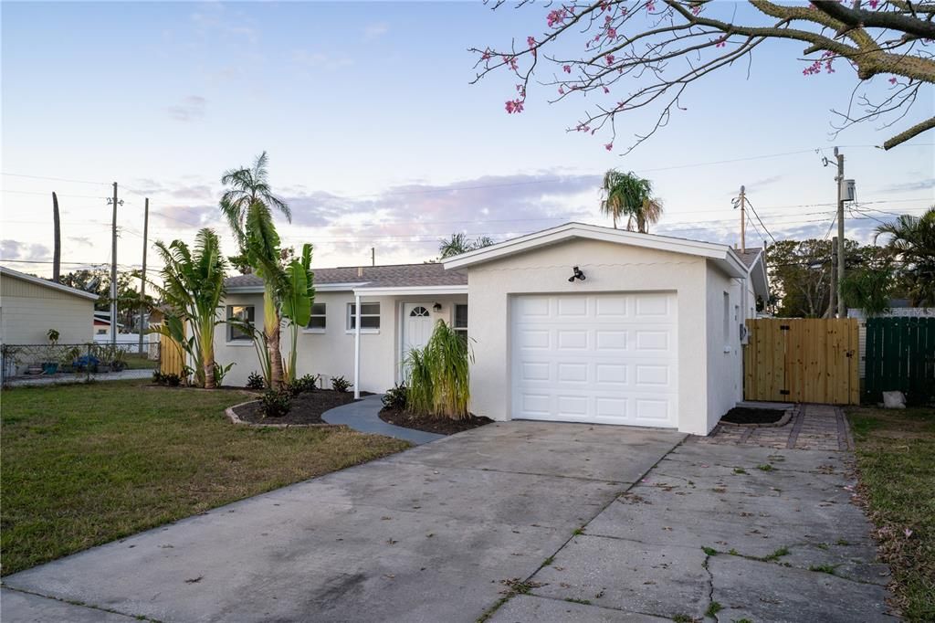 For Sale: $329,000 (3 beds, 2 baths, 935 Square Feet)