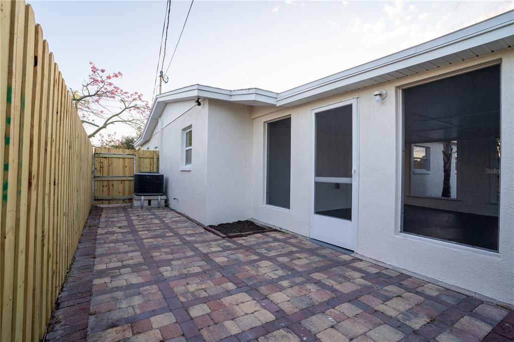 For Sale: $329,000 (3 beds, 2 baths, 935 Square Feet)