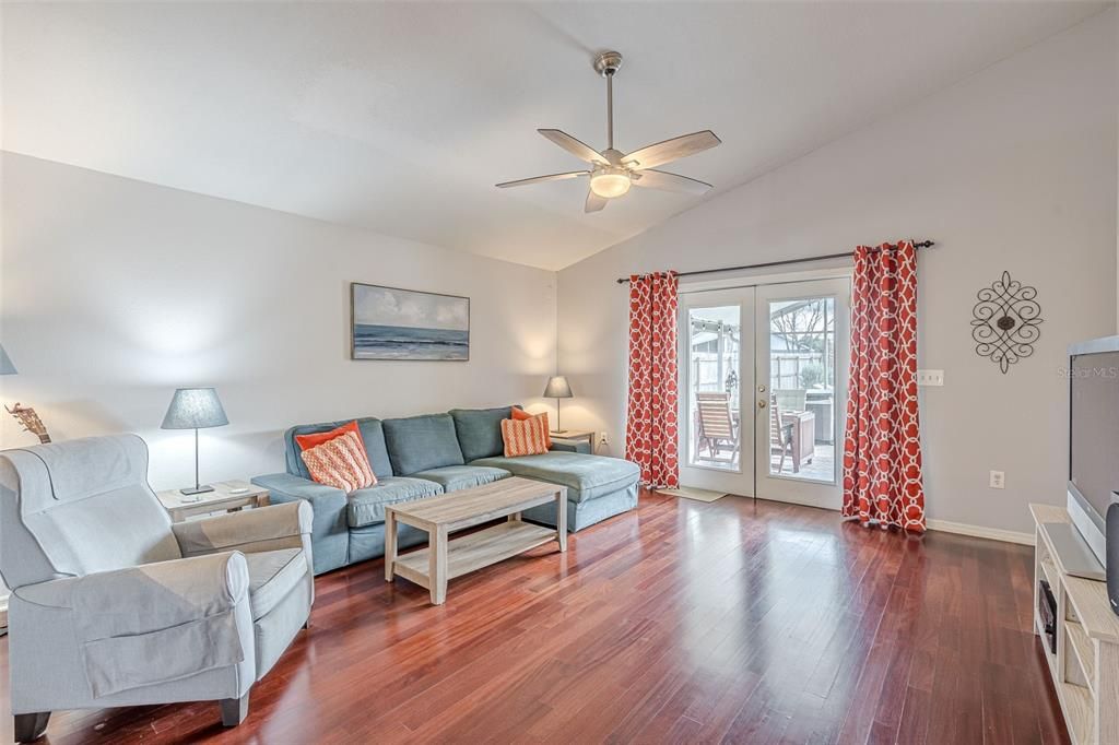 For Sale: $399,900 (3 beds, 2 baths, 1225 Square Feet)