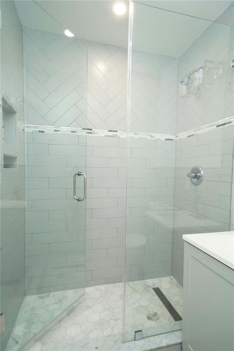 For Sale: $299,000 (2 beds, 1 baths, 707 Square Feet)