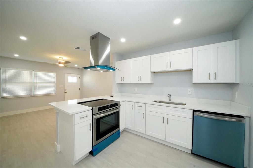 For Sale: $299,000 (2 beds, 1 baths, 707 Square Feet)