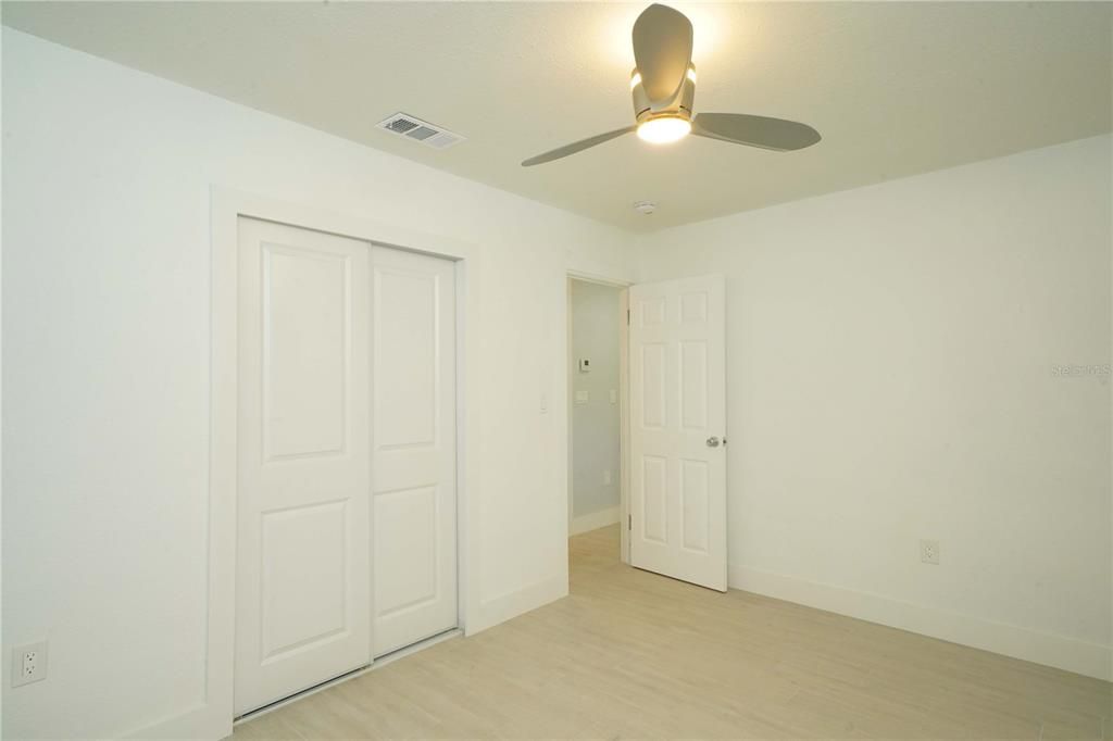 For Sale: $299,000 (2 beds, 1 baths, 707 Square Feet)