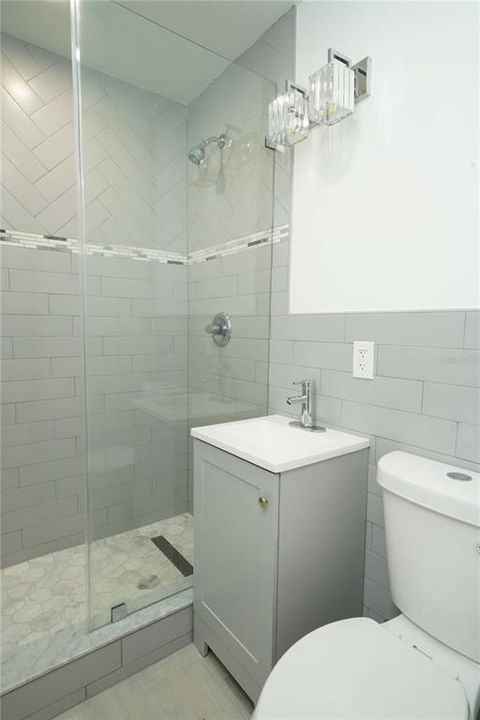 For Sale: $299,000 (2 beds, 1 baths, 707 Square Feet)