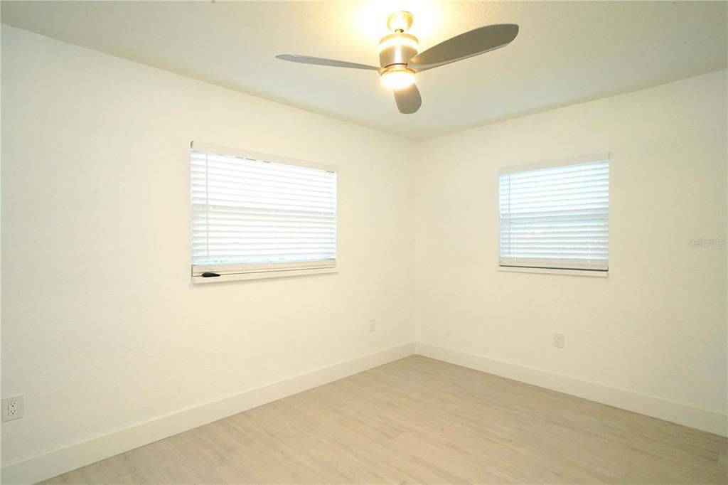 For Sale: $299,000 (2 beds, 1 baths, 707 Square Feet)