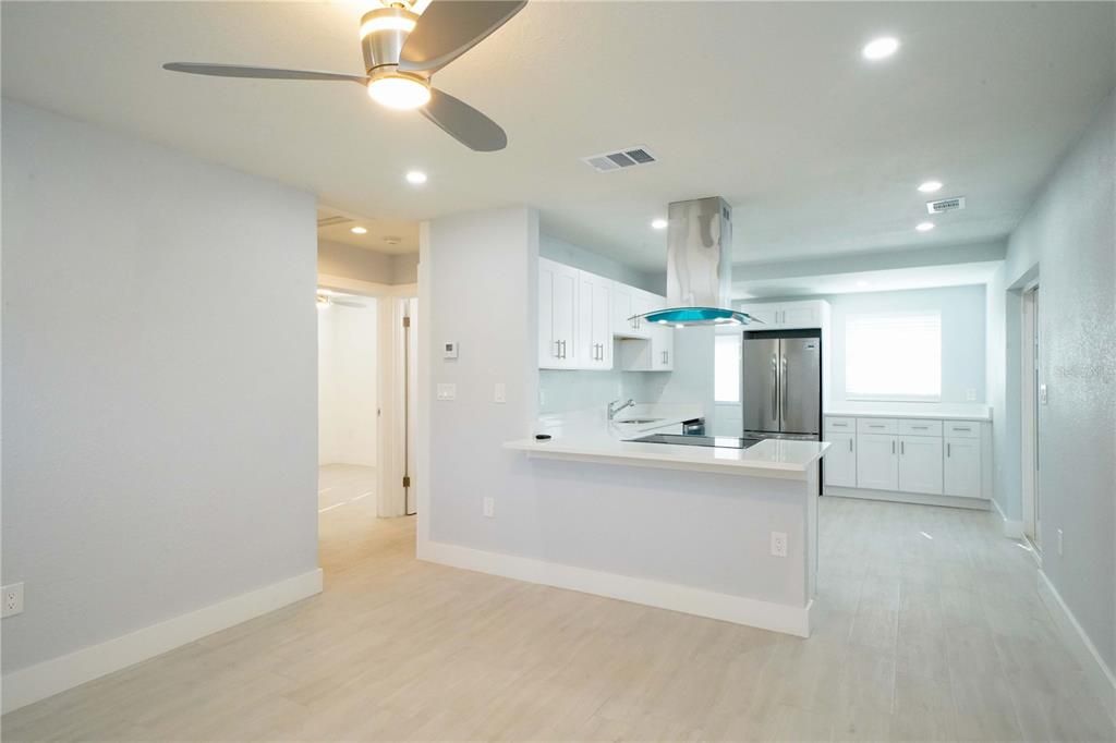 For Sale: $299,000 (2 beds, 1 baths, 707 Square Feet)