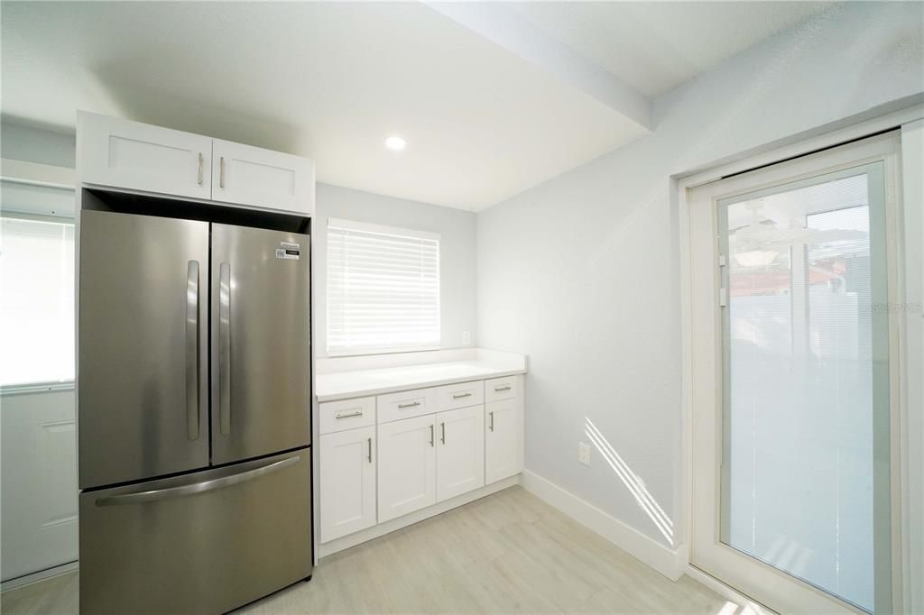 For Sale: $299,000 (2 beds, 1 baths, 707 Square Feet)