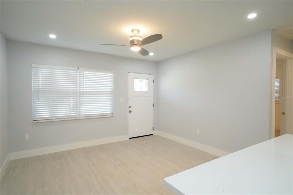 For Sale: $299,000 (2 beds, 1 baths, 707 Square Feet)