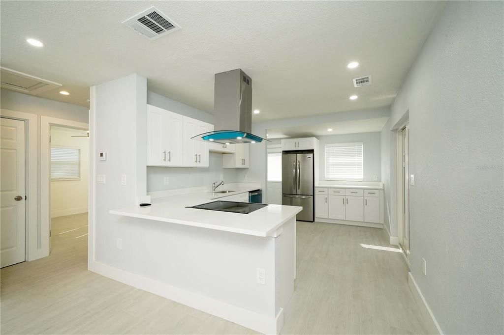 For Sale: $299,000 (2 beds, 1 baths, 707 Square Feet)