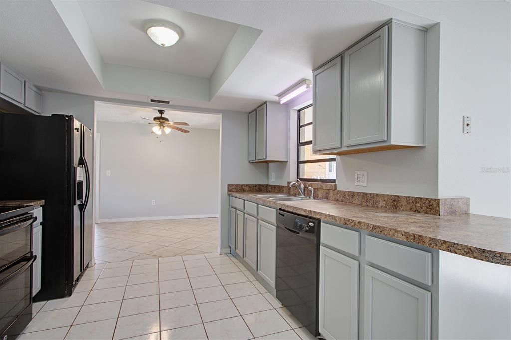 For Sale: $319,900 (2 beds, 2 baths, 1465 Square Feet)