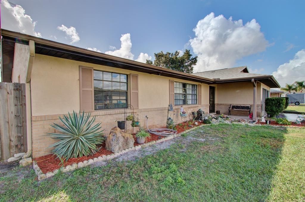 For Sale: $319,900 (2 beds, 2 baths, 1465 Square Feet)