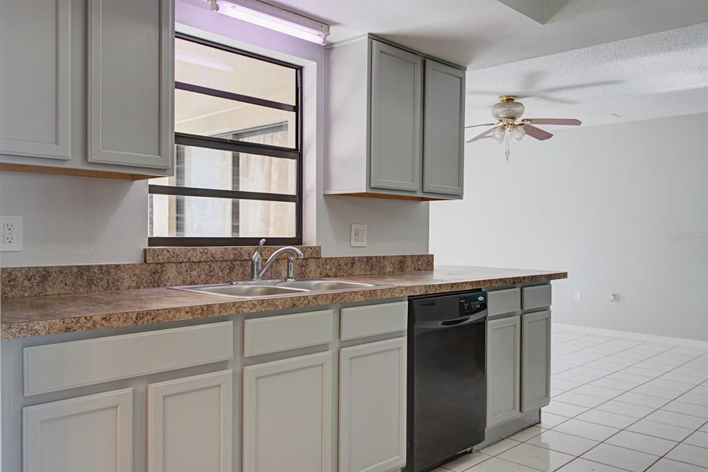 For Sale: $319,900 (2 beds, 2 baths, 1465 Square Feet)