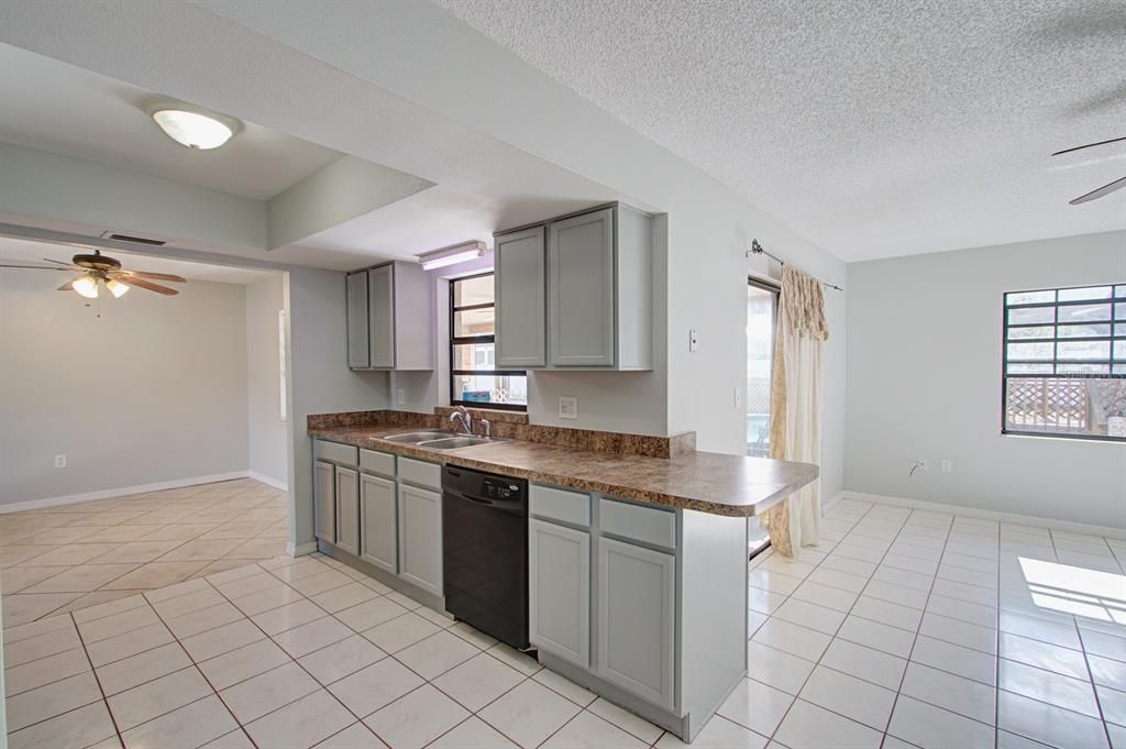 For Sale: $319,900 (2 beds, 2 baths, 1465 Square Feet)