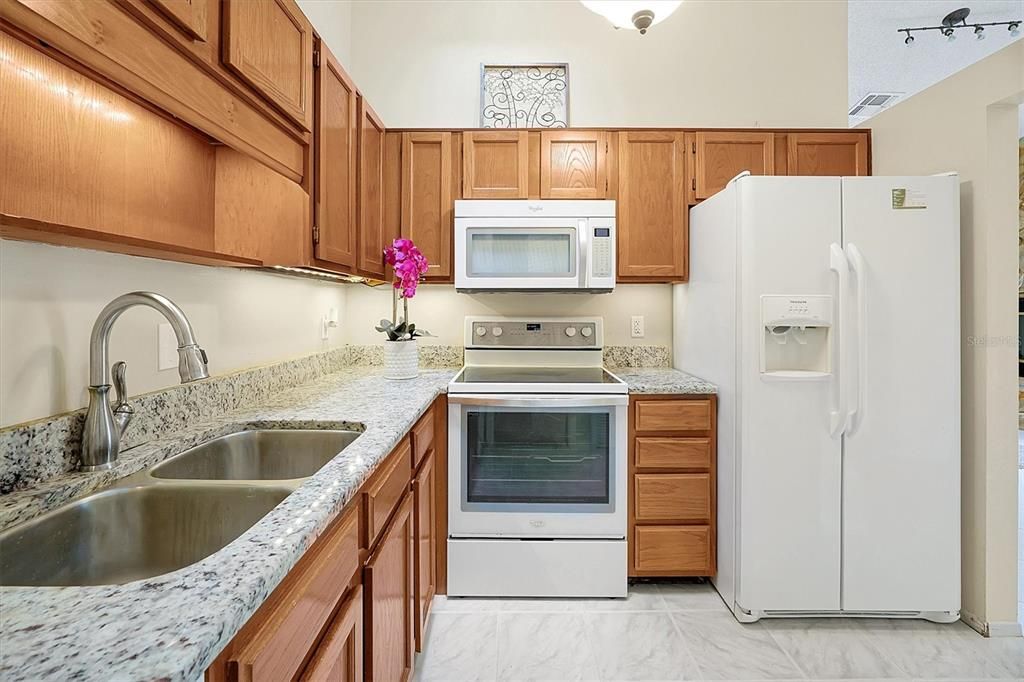 For Sale: $324,900 (2 beds, 2 baths, 1136 Square Feet)