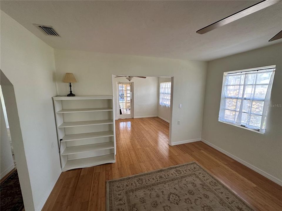 For Sale: $235,000 (2 beds, 1 baths, 1230 Square Feet)