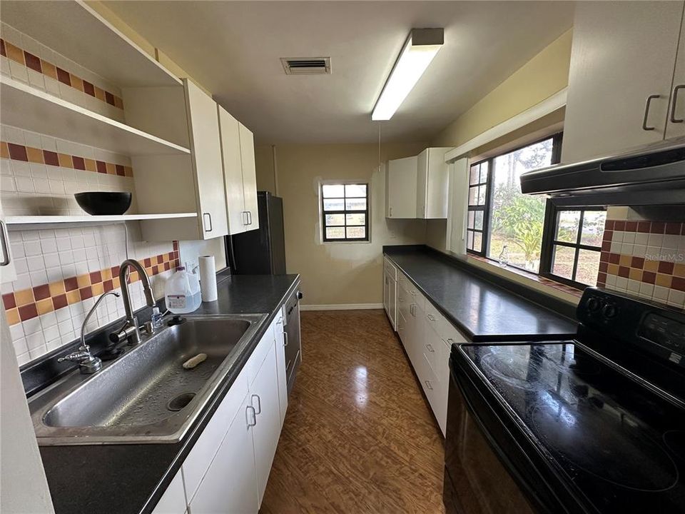 For Sale: $235,000 (2 beds, 1 baths, 1230 Square Feet)