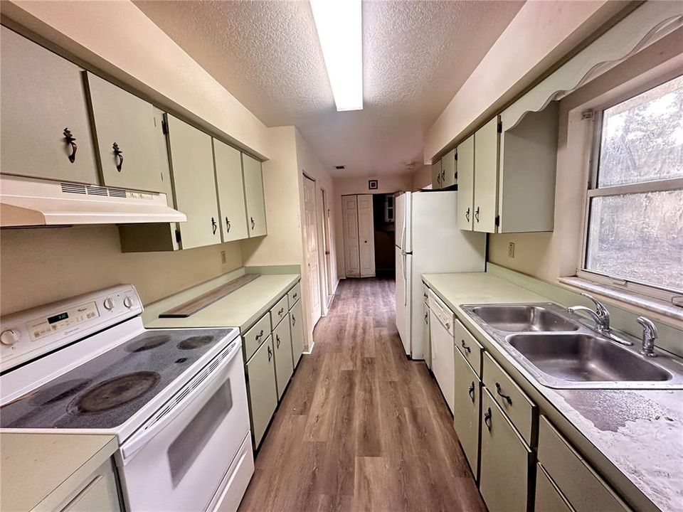 For Rent: $1,500 (3 beds, 2 baths, 1275 Square Feet)