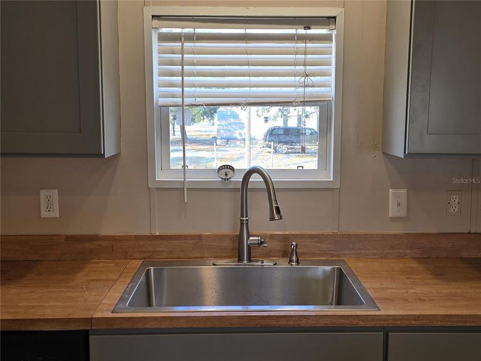 Farmhouse-style sink